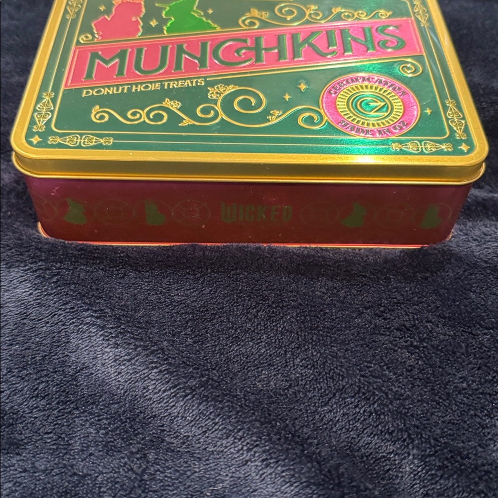 Munchkins Donut Hole Treats Tin - Picture 2 of 2
